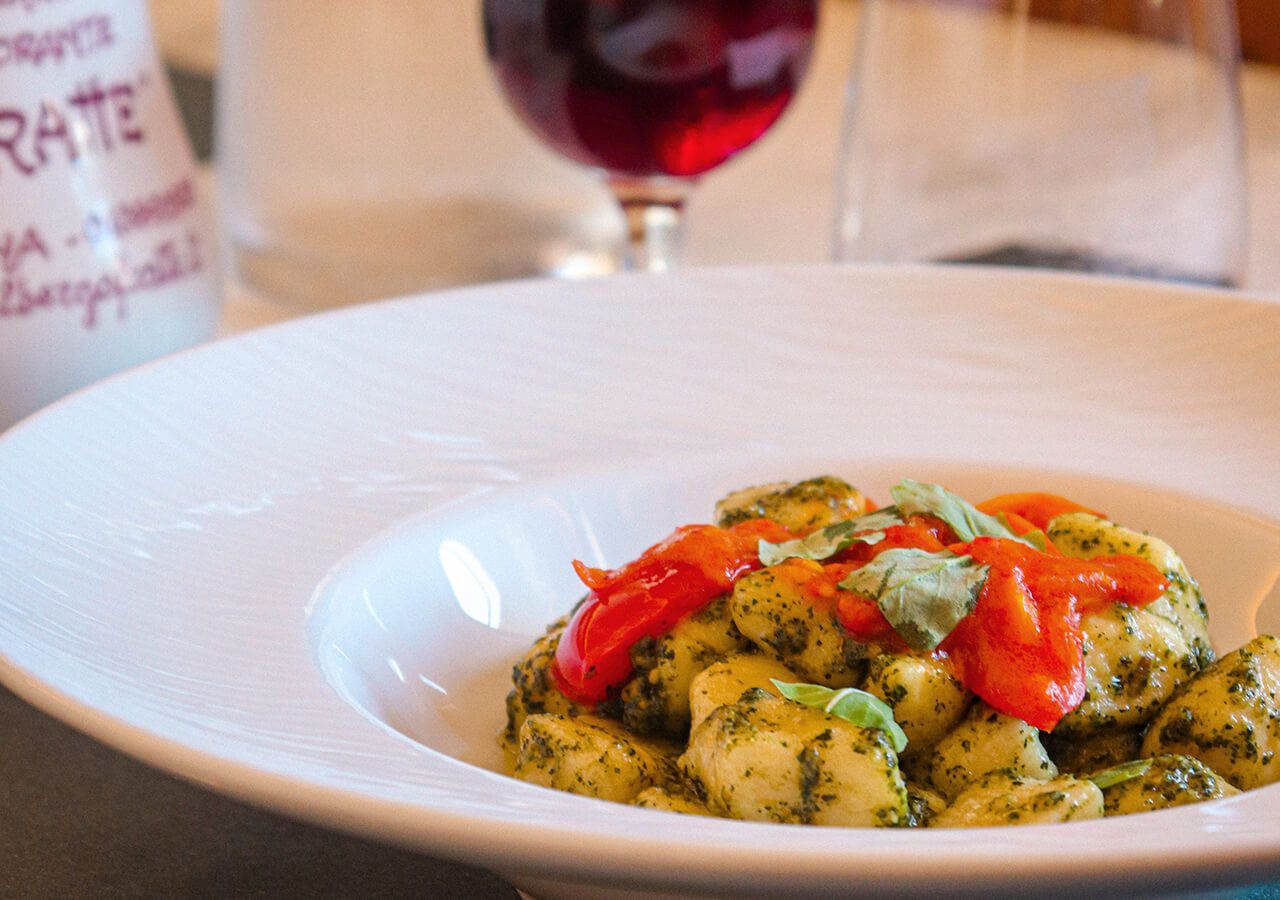 Gnocchetti con pesto, rucola e pomodoro